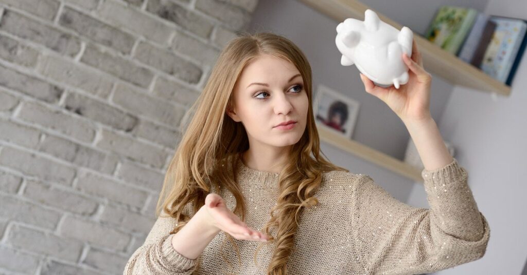 Women holding a piggy bank for a 20% deposit